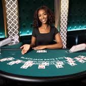 Dealer profesional di studio Live Blackjack jepangslot dengan setup kamera multi-sudut